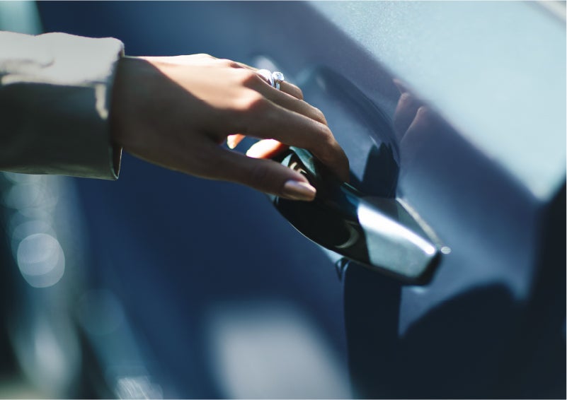 A hand gracefully grips the Light Touch Handle of a 2023 Lincoln Aviator® SUV to demonstrate its ease of use | Baldwin Lincoln in Covington LA