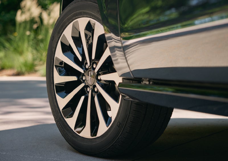 A detail shot of the Lincoln Reserve model available 22-inch 12-spoke Bright-Machined aluminum wheels | Baldwin Lincoln in Covington LA
