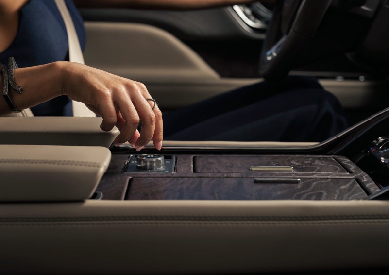 A hand is about to turn the Lincoln Drive Modes knob in the center console | Baldwin Lincoln in Covington LA