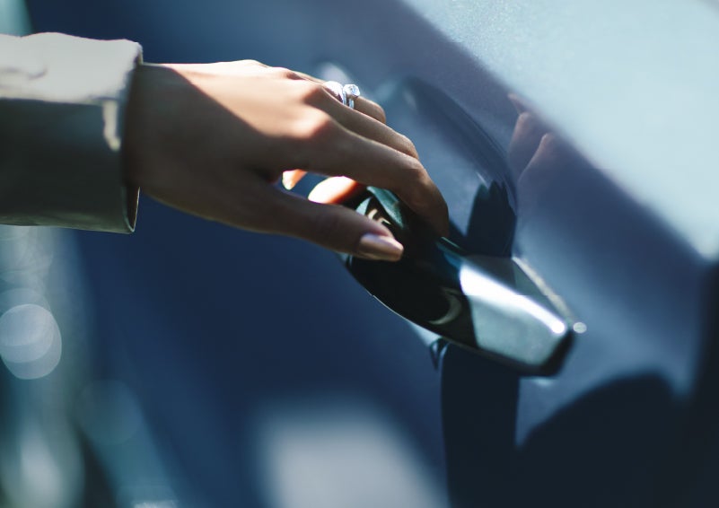A hand gracefully grips the Light Touch Handle of a 2024 Lincoln Aviator® SUV to demonstrate its ease of use | Baldwin Lincoln in Covington LA