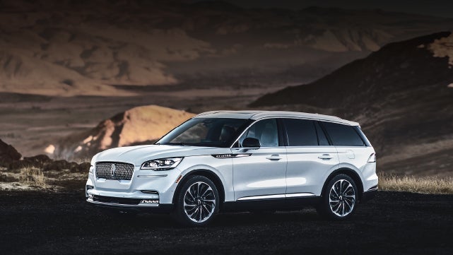 A 2024 Lincoln Aviator® SUV is parked at a mountain overlook | Baldwin Lincoln in Covington LA