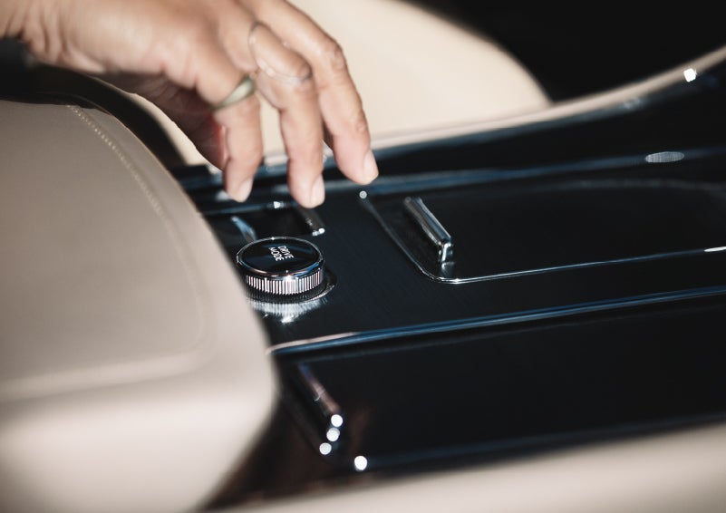 A hand reaching for the Lincoln Drive Modes knob of a 2024 Lincoln Aviator® SUV | Baldwin Lincoln in Covington LA