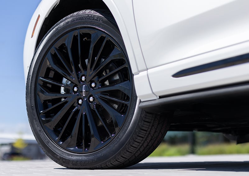 The stylish blacked-out 20-inch wheels from the available Jet Appearance Package are shown. | Baldwin Lincoln in Covington LA