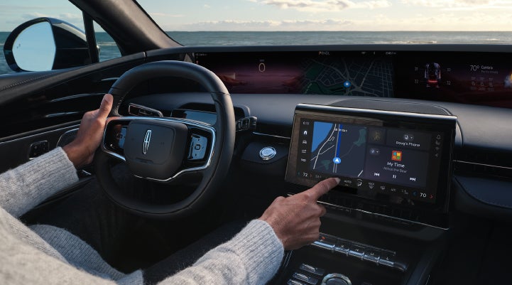 The driver of a 2024 Lincoln Nautilus® SUV interacts with the new Lincoln Digital Experience. | Baldwin Lincoln in Covington LA