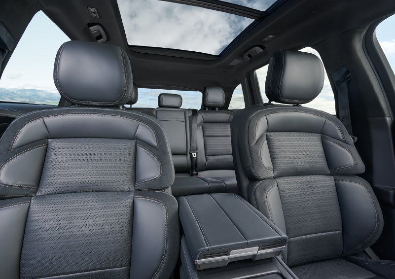 The spacious second row and available panoramic Vista Roof® is shown. | Baldwin Lincoln in Covington LA