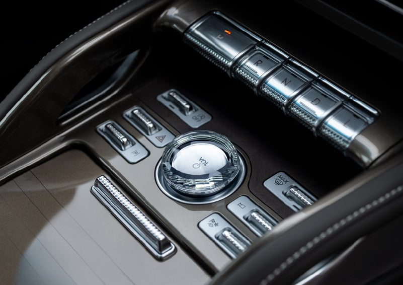 A crystal-inspired volume knob is shown in the center floor console of a 2024 Lincoln Nautilus® SUV. | Baldwin Lincoln in Covington LA